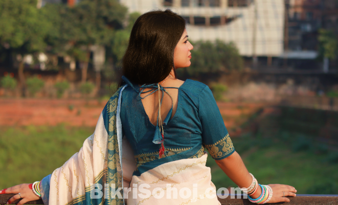 ক্রিম এবং সী গ্রিন কম্বিনেশন নরম সিল্ক শাড়ি....